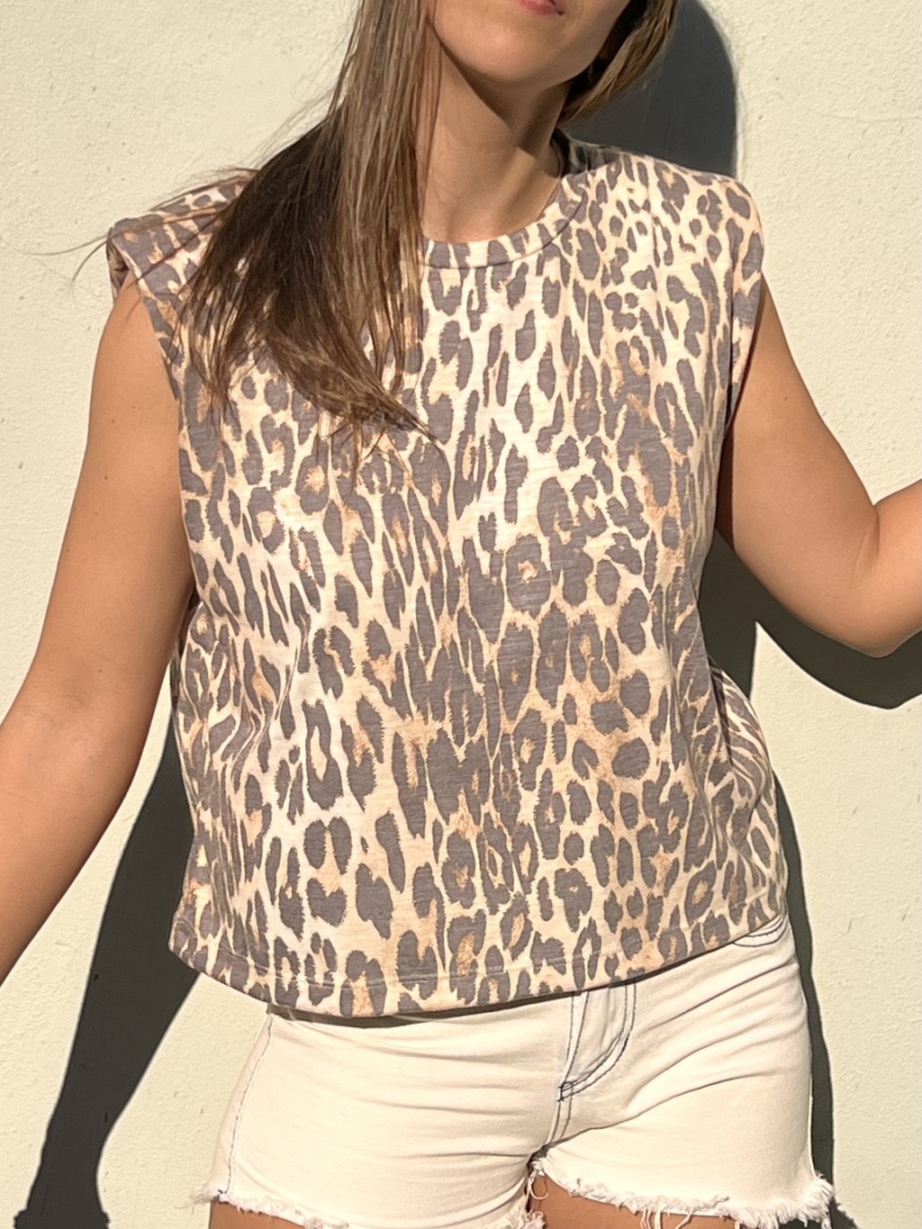 Remera con hombreras por mayor hotsell