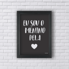 EU SOU O MENINO DELA (Ref:V097|AV038) - Art in Parede - Loja de Quadros e Decoração