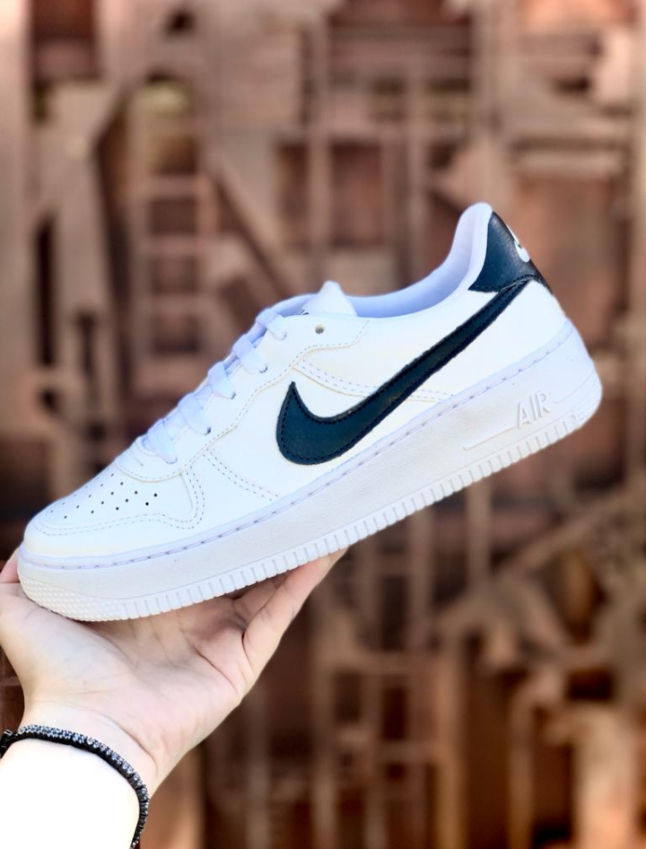 Tênis nike air branco com detalhe preto