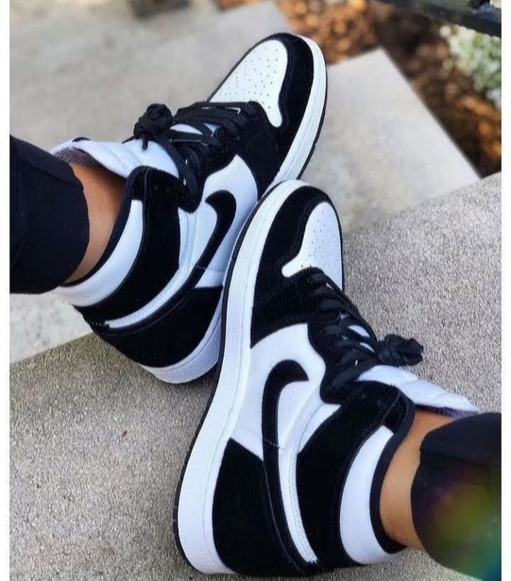 Tênis nike air branco com detalhe preto