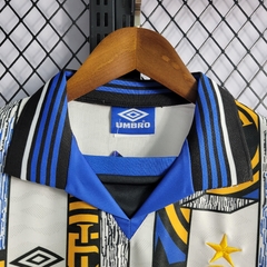 inter-de-milao-umbro-retro-1996-1997-away-reserva-2-fora-branco-branca-liga-dos-campeoes-champions-league-patrocinios-patrocinadores-patches-patch-torcedor-torcedores-futebol-masculino-masculina-frete-gratis-envio-campeonato-internacional-europa-europeu-e