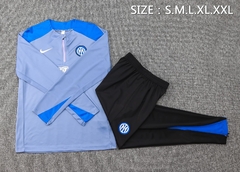 conjunto-de-treino-da-inter-de-milão-nike-2024-2025-2024-23-25-25-azul-claro-cinza-pré-jogo-agasalho-jaqueta-casaco-corta-vento-inverno-frio-chuva-calça-calção-fresco-academia-treino-treinar-treinamento-malhar-novo-nova-lançamento-temporada-profissional-o