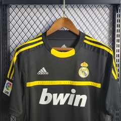 real-madrid-adidas-retro-2011-2012-goleiro-preto-preta-liga-dos-campeoes-champions-league-patrocinios-patrocinadores-patches-patch-torcedor-torcedores-futebol-masculino-masculina-frete-gratis-envio-campeonato-internacional-europa-europeu-europeus-tecnolog