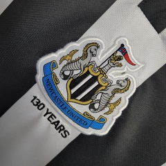 newcastle-castore-2023-2024-edicao-especial-aniversario-130-anos-preto-preta-branco-branca-patrocinios-patrocinadores-patches-patch-torcedor-torcedores-futebol-masculino-masculina-oficiais-oficial-originais-original-produtos-produto-licenciado-licenciados