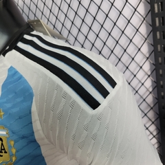 argentina-adidas-2023-2022-home-titular-1-casa-branco-branca-azul-patrocinios-patrocinadores-patches-patch-jogadores-jogador-futebol-masculino-masculina-oficiais-oficial-originais-original-produtos-produto-licenciado-licenciada-campeonato-internacional-in