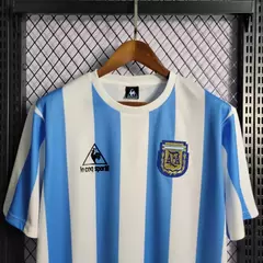 Camisa Argentina Home (1) 1986 Le Coq Sportif Retrô Masculina (PRONTA ENTREGA - MARADONA 10) - comprar online