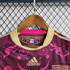 olympique-de-lyonnais-lyon-adidas-retro-2010-2011-away-reserva-2-violeta-roxo-roxa-vinho-fora-liga-dos-campeoes-champions-league-patrocinios-patrocinadores-patches-patch-torcedor-torcedores-futebol-masculino-masculina-frete-gratis-envio-campeonato-interna