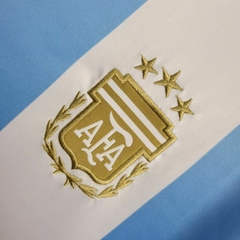 camisa-da-argentina-adidas-24-25-2024-2025-home-1-casa-titular-i-primeiro-jogo-branca-com-azul-e-dourado-oficial-original-licenciada-uniforme-camisa-camiseta-nova-lançamento-novo-temporada-profissional-torcedor-torcedores-torcedora-futebol-feminina-mulher