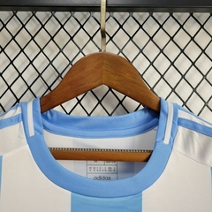 camisa-da-argentina-adidas-24-25-2024-2025-home-1-casa-titular-i-primeiro-jogo-branca-com-azul-e-dourado-oficial-original-licenciada-uniforme-camisa-camiseta-nova-lançamento-novo-temporada-profissional-torcedor-torcedores-torcedora-futebol-feminina-mulher