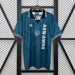 camisa-reserva-do-ajax-umbro-retrô-1995-1996-away-2-fora-ii-segunda-azul-verde-escuro-branca-com-patrociníos-patrocinadores-uniforme-antiga-rara-colecionadores-reliquía-velha-antiguidade-coleção-profissional-torcedor-torcedores-elastano-futebol-masc