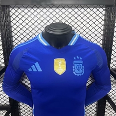 camisa-da-argentina-adidas-2024-2025-24-25-away-2-fora-reserva-ii-azul-escuro-com-patch-manga-longa-cumprida-messi-dí-maria-paul-enzo-lautaro-patrocinios-patrocinadores-uniforme-nova-lancamento-novo-profissional-jogador-jogadores-colada-masculina-futebol-