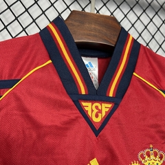 camisa-da-espanha-adidas-retrô-1998-home-1-casa-titular-i-primeiro-azul-vermelha-escuro-patrociníos-patrocinadores-uniforme-antiga-autêntica-contemporânea-rara-valiosa-colecionador-profissional-torcedor-torcedores-elastano-futebol-masculina-masculino-home