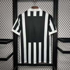 camisa-do-juventus-kappa-retrô-1984-1985-home-1-casa-titular-i-primeiro-preto-branco-patrocinios-patrocinadores-uniforme-antiga-autêntica-contemporânea-reliquia-profissional-torcedor-masculina-futebol-masculino-masculina-confortavel-frete-gratis-qualidade