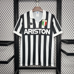 camisa-do-juventus-kappa-retrô-1984-1985-home-1-casa-titular-i-primeiro-preto-branco-patrocinios-patrocinadores-uniforme-antiga-autêntica-contemporânea-reliquia-profissional-torcedor-masculina-futebol-masculino-masculina-confortavel-frete-gratis-qualidade