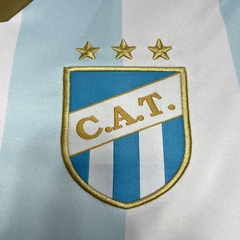 camisa-do-club-atlético-tucumán-umbro-2024-2025-24-25-home-1-casa-titular-i-primeiro-azul-claro-branco-dourado-patrociníos-patrocinadores-uniforme-nova-lançamento-novo-profissional-torcedor-torcedores-elastano-futebol-masculina-masculino-homem-frete-gráti