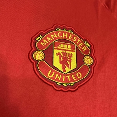 camisa-do-manchester-united-adidas-2024-2025-24-25-treino-treinamento-pré-jogo-aquecimento-vermelha-preto-patrociníos-patrocinadores-uniforme-nova-lançamento-novo-profissional-torcedor-torcedores-elastano-futebol-masculina-masculino-homem-frete-grátis-com