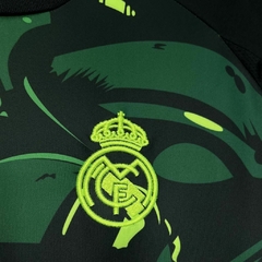 camisa-especial-do-real-madrid-adidas-2024-2025-24-25-preta-verde-com-patrociníos-patrocinadores-uniforme-nova-lançamento-temporada-profissional-torcedor-torcedores-elastano-futebol-masculina-frete-grátis