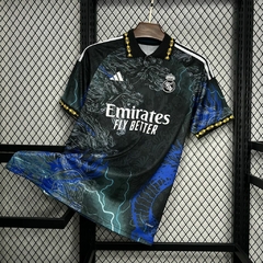 camisa-especial-do-real-madrid-adidas-2024-2025-24-25-preta-azul-dragão-com-patrociníos-patrocinadores-uniforme-nova-lançamento-temporada-profissional-torcedor-torcedores-elastano-futebol-masculina-frete-grátis