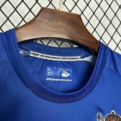 camisa-especial-do-real-sociedad-macron-2024-2025-24-25-aniversário-125-anos-branca-azul-eduardo-chillida-com-patrociníos-patrocinadores-uniforme-nova-lançamento-temporada-profissional-torcedor-torcedores-elastano-futebol-masculina-frete-grátis