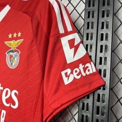 camisa-do-benfica-adidas-2024-2025-24-25-home-1-casa-titular-i-primeiro-vermelha-comprar-temporada-patrocinios-patrocinadores-camisa-camiseta-uniforme-nova-lançamento-novo-profissional-torcedor-jogador-elastano-tecnologia-maculina-masculino-homem-futebol-