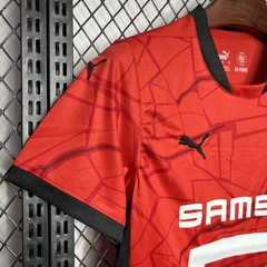 camisa-do-stade-rennais-rennes-puma-2024-2025-24-25-home-1-casa-titular-i-primeiro-vermelha-ligue-1-patrociníos-patrocinadores-uniforme-nova-lançamento-novo-profissional-torcedor-torcedores-elastano-futebol-masculina-masculino-homem-frete-grátis-entrega-r