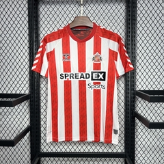 camisa-do-sunderland-afc-hummel-2024-2025-24-25-home-1-casa-titular-i-primeiro-primeira-vermelha-branca-patrociníos-patrocinadores-uniforme-nova-lançamento-novo-profissional-torcedor-torcedores-elastano-futebol-masculina-masculino-homem-frete-grátis-compr