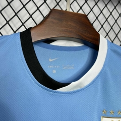 camisa-do-uruguai-nike-2024-2025-24-25-home-1-casa-titular-i-primeiro-primeira-arrascaeta-de-la-cruz-darwin-valverde-azul-copa-américa-banco-patrociníos-patrocinadores-uniforme-nova-lançamento-novo-profissional-torcedor-torcedores-elastano-futebol-masculi