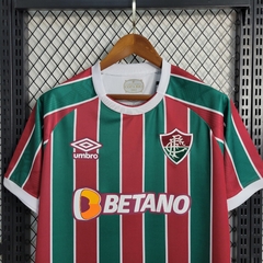 fluminense-umbro-2023-2024-home-titular-1-casa-verde-escuro-vinho-vermelho-vermelha-patrocinios-patrocinadores-patches-patch-torcedor-torcedores-futebol-masculino-masculina-regata-campeonato-uniformes-uniforme-personalizacao-personalizada-autenticas-auten