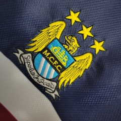 manchester-city-kappa-retro-1997-1998-away-reserva-2-fora-azul-vermelho-branco-branca-patrocinios-patrocinadores-patches-patch-torcedor-torcedores-futebol-masculino-masculina-frete-gratis-envio-campeonato-internacional-europa-europeu-europeus-tecnologia-e