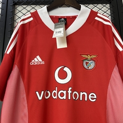 camisa-titular-do-benfica-adidas-retrô-2002-2003-home-1-casa-i-principal-vermelha-e-branca-com-patrociníos-patrocinadores-uniforme-antiga-rara-colecionadores-reliquía-velha-antiguidade-coleção-profissional-torcedor-torcedores-elastano-futebol-masc