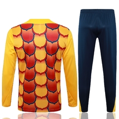 conjunto-de-treino-do-barcelona-nike-2024-2025-2024-23-25-25-amarelo-vermelho-pré-jogo-agasalho-jaqueta-casaco-corta-vento-inverno-frio-chuva-calça-calção-fresco-academia-treino-treinar-treinamento-malhar-novo-nova-lançamento-temporada-profissional-origin