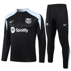 
conjunto-de-treino-do-barcelona-nike-2024-2025-24-25-pré-jogo-aquecimento-preto-branco-vitor-roque-lewandowski-de-zíper-agasalho-jaqueta-casaco-corta-vento-inverno-frio-chuva-calça-calção-fresco-academia-treino-treinar-treinamento-malhar-novo-nova-lançam