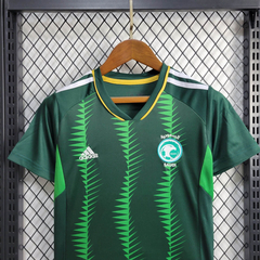 conjunto-infantil-da-arábia-saudita-adidas-23-24-2023-2024-home-1-casa-titular-i-primeiro-verde-patrociníos-patrocinadores-uniforme-nova-lançamento-novo-profissional-versão-torcedor-torcedores-elastano-futebol-infanto-kids-masculina-masculino-