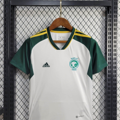 conjunto-infantil-da-arábia-saudita-adidas-23-24-2023-2024-away-2-fora-reserva-ii-segundo-branco-verde-patrociníos-patrocinadores-uniforme-nova-lançamento-novo-profissional-versão-torcedor-torcedores-elastano-futebol-infanto-kids-masculina-masculino-