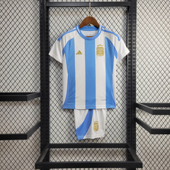 conjunto-da-argentina-adidas-24-25-2024-2025-home-1-casa-titular-i-primeiro-primeira-principal-branca-azul-copa-américa-2024-oficial-original-licenciado-uniforme-camisa-camiseta-infantil-criança-infanto-juvenil-adolescente-menino-nova-lançamento-novo-temp