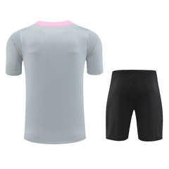 conjunto-de-treino-do-paris-saint-germain-psg-jordan-2024-2025-24-25-rosa-cinza-vitinha-dembelé-camisa-camiseta-regata-quente-short-bermuda-calção-fresco-academia-treino-treinar-treinamento-malhar-novo-nova-lançamento-temporada-profissional-original-ofici