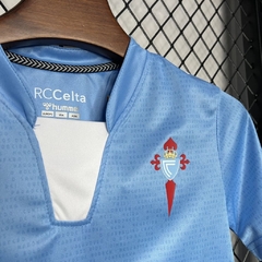 conjunto-infantil-do-celta-de-vigo-hummel-2024-2025-24-25-home-1-casa-titular-i-primeiro-azul-celeste-patrocinios-patrocinadores-uniforme-nova-lancamento-novo-infantil-infanto-kids-criança-kit-menino-profissional-jogador-jogadores-masculina-futebol-mascul