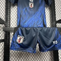 conjunto-infantil-do-japão-adidas-x-y-3-2024-2025-24-25-home-1-casa-titular-i-primeiro-azul-escuro-patrocinios-patrocinadores-uniforme-nova-lancamento-novo-infantil-infanto-kids-criança-kit-menino-profissional-jogador-jogadores-masculina-futebol-masculino