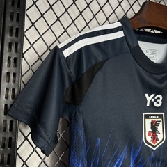 conjunto-infantil-do-japão-adidas-x-y-3-2024-2025-24-25-home-1-casa-titular-i-primeiro-azul-escuro-patrocinios-patrocinadores-uniforme-nova-lancamento-novo-infantil-infanto-kids-criança-kit-menino-profissional-jogador-jogadores-masculina-futebol-masculino