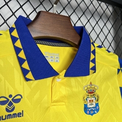 conjunto-infantil-do-las-palmas-hummel-2024-2025-24-25-home-1-casa-titular-i-primeiro-azul-amarelo-patrocinios-patrocinadores-uniforme-nova-lancamento-novo-infantil-infanto-kids-criança-kit-menino-profissional-jogador-jogadores-masculina-futebol-masculino