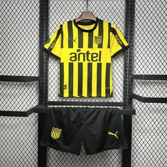 conjunto-infantil-do-peñarol-titular-puma-2024-2025-24-25-home-1-casa-i-um-jogo-amarelo-com-preto-com-patrociníos-patrocinadores-masculino-menino-criança-kids-kit-infanto-uniforme-novo-lançamento-temporada-profissional-torcedor-torcedores-futebol-frete-gr