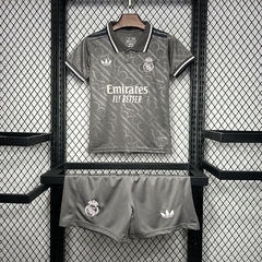 conjunto-infantil-do-real-madrid-adidas-2024-2025-24-25-third-3-terceira-iii-preto-patrocinios-patrocinadores-uniforme-nova-lancamento-novo-infantil-infanto-kids-criança-kit-menino-profissional-jogador-jogadores-masculina-futebol-masculino-comprar-online-