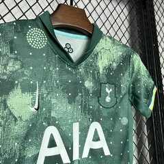 conjunto-infantil-do-tottenham-três-nike-2024-2025-24-25-third-3-iii-terceiro-verde-escuro-com-patrociníos-patrocinadores-masculino-menino-criança-kids-kit-infanto-uniforme-novo-lançamento-temporada-profissional-torcedor-torcedores-futebol-frete-grátis