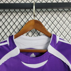 real-madrid-adidas-2006-2007-third-terceira-3-iii-roxa-roxo-patrocinios-patrocinadores-patches-patch-camisa-camiseta-nova-lancamento-novo-profissional-original-oficial-compressao-justa-jogador-jogadores-futebol-masculino-masculina-campeonato-uniformes-uni