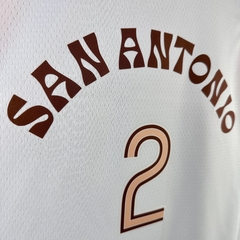 regata-do-san-antonio-spurs-nike-2022-2023-2020-2018-2019-2021-2024-2025-johnson-vassel-sochan-murray-duncan-ginobili-parker-derozan-wembanyama-leonard-branca-laranja-conferencia-leste-oeste-city-edition-swingman-masculina-masculino-regata-regatas-basquet