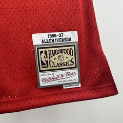 regata-philadelphia-76ers-1996-1997-branca-azul-e-vermelha-iverson-conferencia-leste-oeste-mittchel-and-ness-hardwood-classics-antiga-retrô-swingman-masculina-masculino-regata-regatas-basquete-time-nba-uniforme-camiseta-camisa-