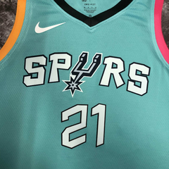 san-antonio-spurs-nike-2023-2020-2018-2019-2021-2024-duncan-jhonson-parker-derozan-murray-leonard-ginobili-verde-claro-azul-rosa-amarelo-conferencia-leste-oeste-city-edition-swingman-masculina-masculino-regata-regatas-basquete-time-nba-uniforme-camisa-cam