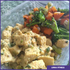 F20 - Iscas de frango com mix de legumes