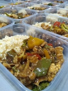 Marmita Fitness - Frango Xadrez + Arroz de Couve-Flor