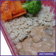T06 - Estrogonofe de carne com arroz integral e legumes